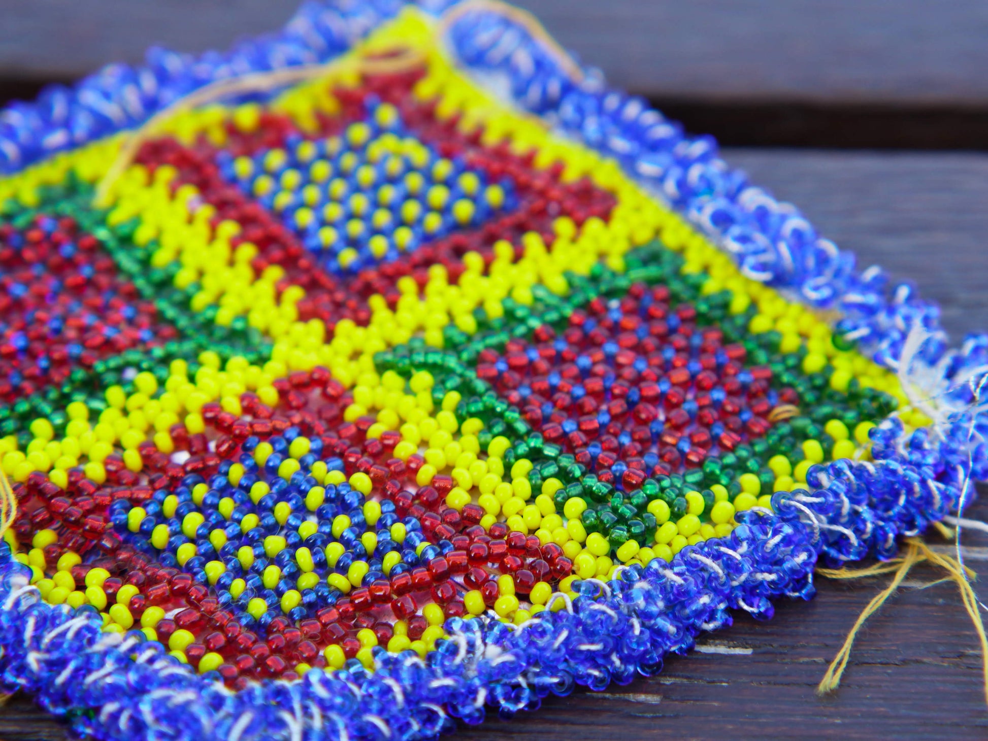 vecchio tessuto indiano ricamato , pezzo unico lavorato a mano in ogni parte con filo in cotone , filo oro e perline. tipico del gujarat usato come decoro ed addobbo, ideale anche come sotto bicchiere.  misure 10X14 cm indicative ( + / - 0.5 cm)  peso 40  gr      disponibili vari colori e dimensioni  contattare per info  watshapp 0039 3338778241 mail info@etniko.it fb/ig "etniko by crosato"