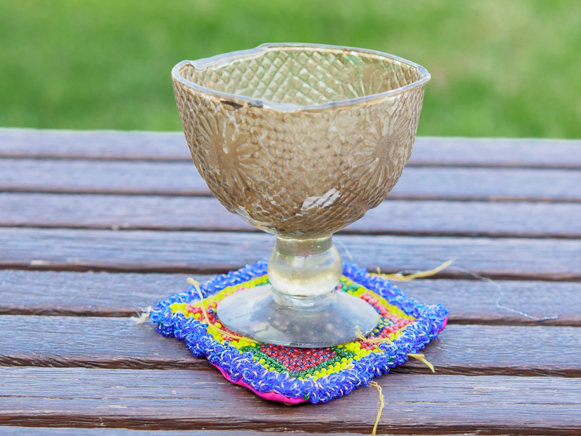 vecchio tessuto indiano ricamato , pezzo unico lavorato a mano in ogni parte con filo in cotone , filo oro e perline. tipico del gujarat usato come decoro ed addobbo, ideale anche come sotto bicchiere.  misure 10X14 cm indicative ( + / - 0.5 cm)  peso 40  gr      disponibili vari colori e dimensioni  contattare per info  watshapp 0039 3338778241 mail info@etniko.it fb/ig "etniko by crosato"