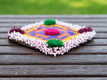 Carica l&#39;immagine nel visualizzatore di Gallery, vecchio tessuto indiano ricamato , pezzo unico lavorato a mano in ogni parte con filo in cotone , filo oro e perline. tipico del gujarat usato come decoro ed addobbo.  misure 16x20  cm indicative ( + / - 0.5 cm)  peso 126 gr      disponibili vari colori e dimensioni  contattare per info  watshapp 0039 3338778241 mail info@etniko.it fb/ig &quot;etniko by crosato&quot;