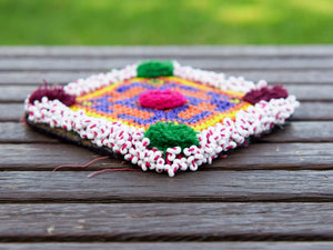 vecchio tessuto indiano ricamato , pezzo unico lavorato a mano in ogni parte con filo in cotone , filo oro e perline. tipico del gujarat usato come decoro ed addobbo.  misure 16x20  cm indicative ( + / - 0.5 cm)  peso 126 gr      disponibili vari colori e dimensioni  contattare per info  watshapp 0039 3338778241 mail info@etniko.it fb/ig "etniko by crosato"