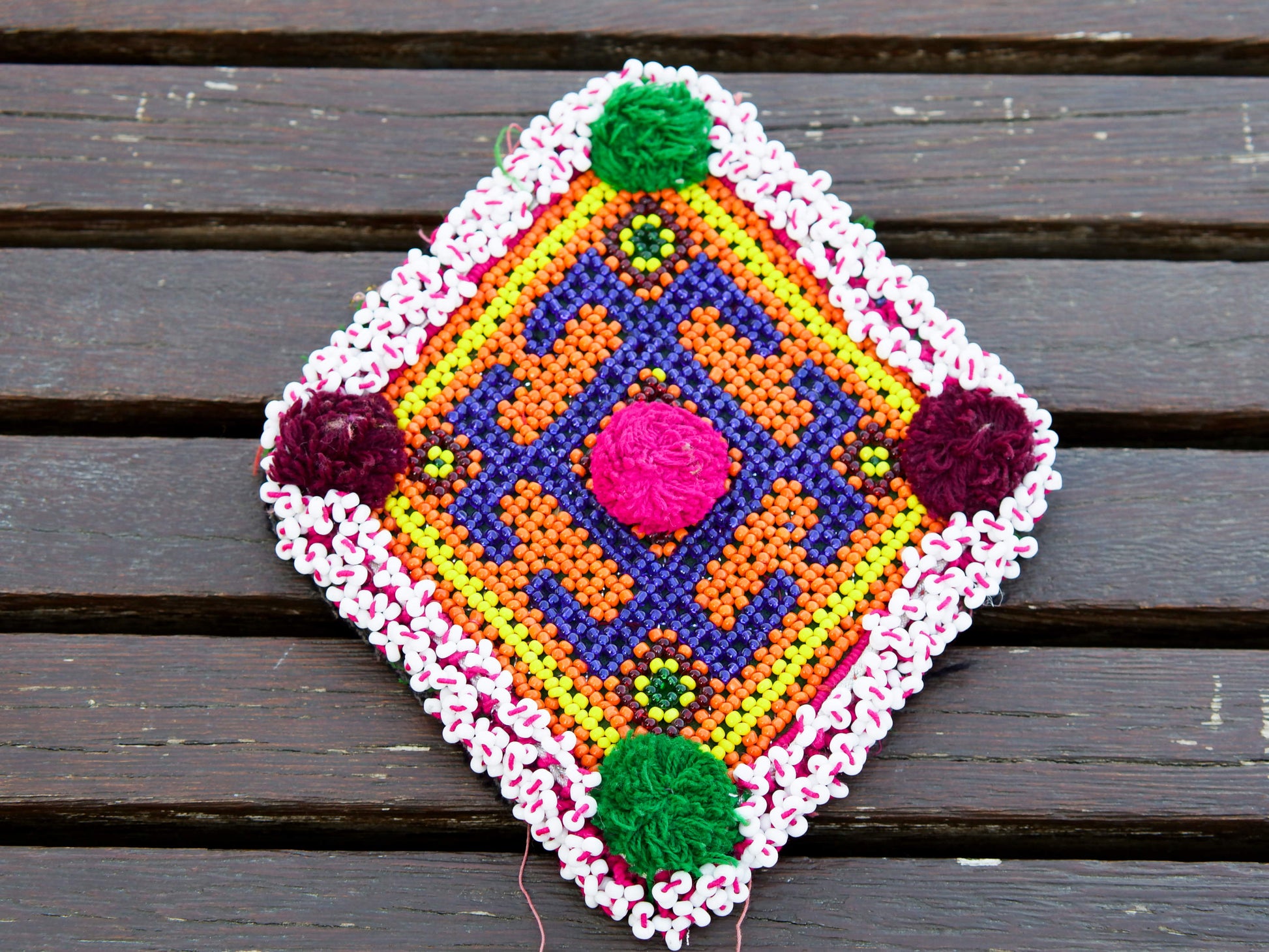 vecchio tessuto indiano ricamato , pezzo unico lavorato a mano in ogni parte con filo in cotone , filo oro e perline. tipico del gujarat usato come decoro ed addobbo.  misure 16x20  cm indicative ( + / - 0.5 cm)  peso 126 gr      disponibili vari colori e dimensioni  contattare per info  watshapp 0039 3338778241 mail info@etniko.it fb/ig "etniko by crosato"