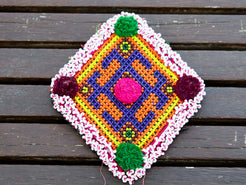 vecchio tessuto indiano ricamato , pezzo unico lavorato a mano in ogni parte con filo in cotone , filo oro e perline. tipico del gujarat usato come decoro ed addobbo.  misure 16x20  cm indicative ( + / - 0.5 cm)  peso 126 gr      disponibili vari colori e dimensioni  contattare per info  watshapp 0039 3338778241 mail info@etniko.it fb/ig "etniko by crosato"