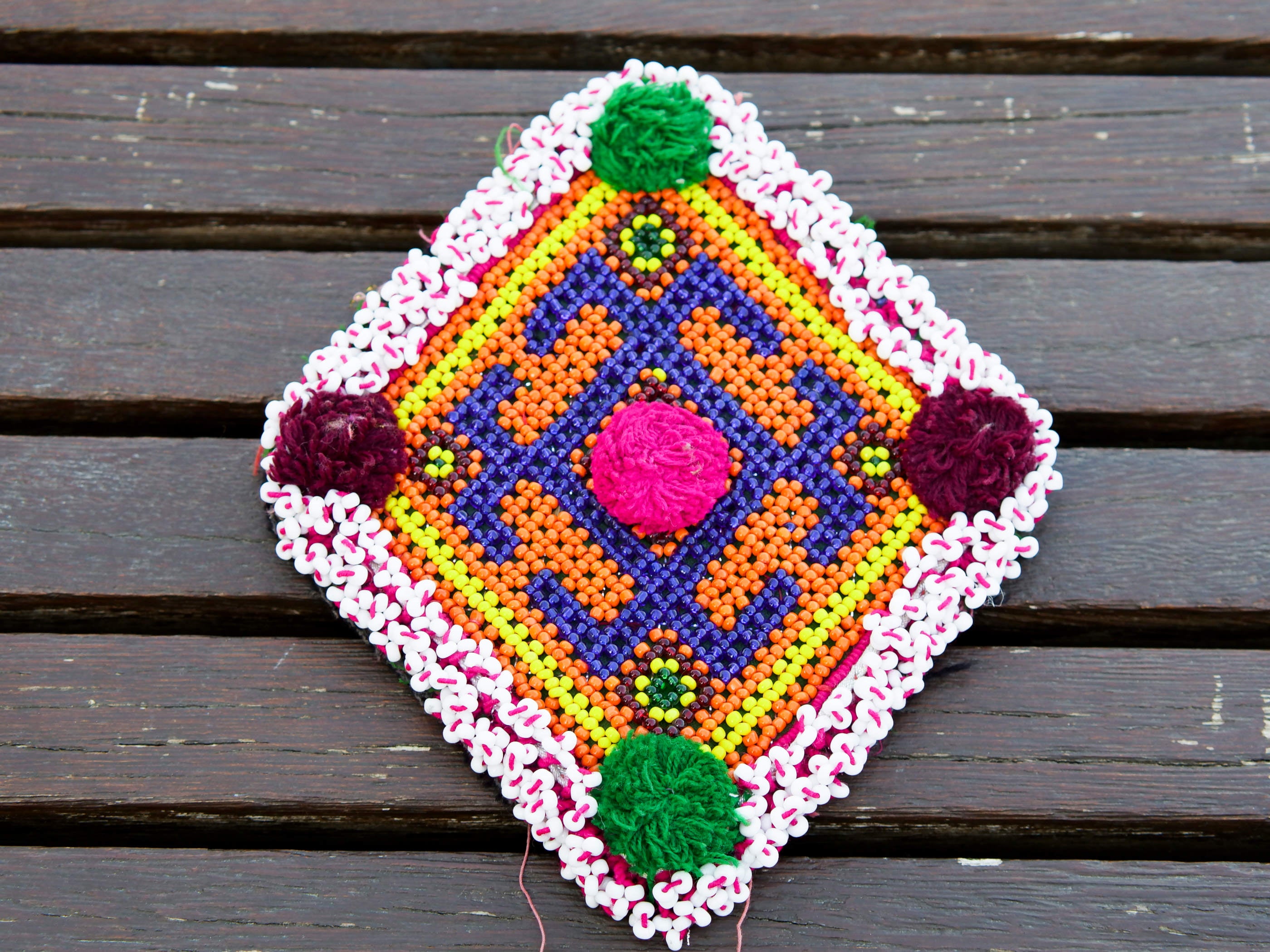 vecchio tessuto indiano ricamato , pezzo unico lavorato a mano in ogni parte con filo in cotone , filo oro e perline. tipico del gujarat usato come decoro ed addobbo.  misure 16x20  cm indicative ( + / - 0.5 cm)  peso 126 gr      disponibili vari colori e dimensioni  contattare per info  watshapp 0039 3338778241 mail info@etniko.it fb/ig "etniko by crosato"