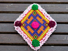 Carica l&#39;immagine nel visualizzatore di Gallery, vecchio tessuto indiano ricamato , pezzo unico lavorato a mano in ogni parte con filo in cotone , filo oro e perline. tipico del gujarat usato come decoro ed addobbo.  misure 16x20  cm indicative ( + / - 0.5 cm)  peso 126 gr      disponibili vari colori e dimensioni  contattare per info  watshapp 0039 3338778241 mail info@etniko.it fb/ig &quot;etniko by crosato&quot;