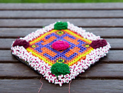vecchio tessuto indiano ricamato , pezzo unico lavorato a mano in ogni parte con filo in cotone , filo oro e perline. tipico del gujarat usato come decoro ed addobbo.  misure 16x20  cm indicative ( + / - 0.5 cm)  peso 126 gr      disponibili vari colori e dimensioni  contattare per info  watshapp 0039 3338778241 mail info@etniko.it fb/ig "etniko by crosato"
