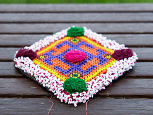 vecchio tessuto indiano ricamato , pezzo unico lavorato a mano in ogni parte con filo in cotone , filo oro e perline. tipico del gujarat usato come decoro ed addobbo.  misure 16x20  cm indicative ( + / - 0.5 cm)  peso 126 gr      disponibili vari colori e dimensioni  contattare per info  watshapp 0039 3338778241 mail info@etniko.it fb/ig "etniko by crosato"
