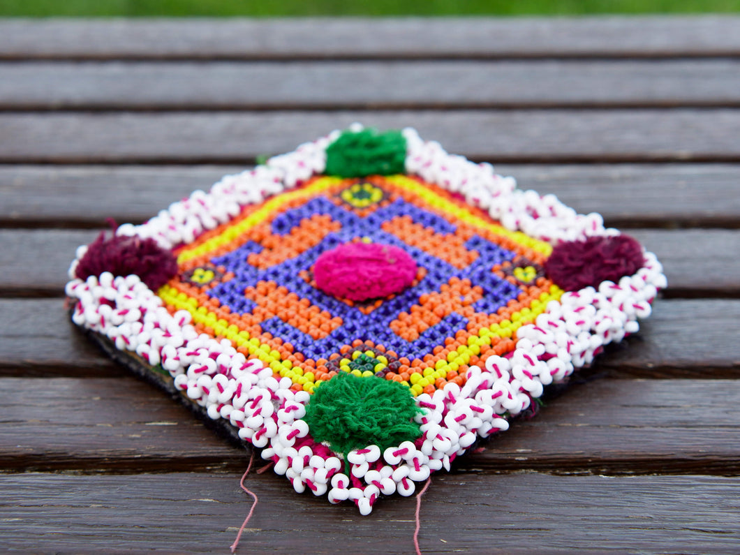 vecchio tessuto indiano ricamato , pezzo unico lavorato a mano in ogni parte con filo in cotone , filo oro e perline. tipico del gujarat usato come decoro ed addobbo.  misure 16x20  cm indicative ( + / - 0.5 cm)  peso 126 gr      disponibili vari colori e dimensioni  contattare per info  watshapp 0039 3338778241 mail info@etniko.it fb/ig 