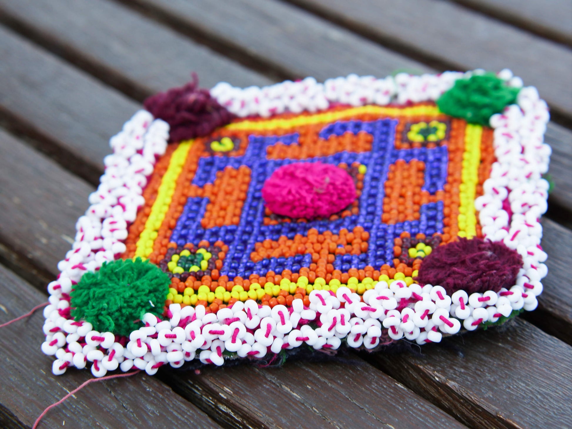 vecchio tessuto indiano ricamato , pezzo unico lavorato a mano in ogni parte con filo in cotone , filo oro e perline. tipico del gujarat usato come decoro ed addobbo.  misure 16x20  cm indicative ( + / - 0.5 cm)  peso 126 gr      disponibili vari colori e dimensioni  contattare per info  watshapp 0039 3338778241 mail info@etniko.it fb/ig "etniko by crosato"