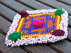 vecchio tessuto indiano ricamato , pezzo unico lavorato a mano in ogni parte con filo in cotone , filo oro e perline. tipico del gujarat usato come decoro ed addobbo.  misure 16x20  cm indicative ( + / - 0.5 cm)  peso 126 gr      disponibili vari colori e dimensioni  contattare per info  watshapp 0039 3338778241 mail info@etniko.it fb/ig "etniko by crosato"