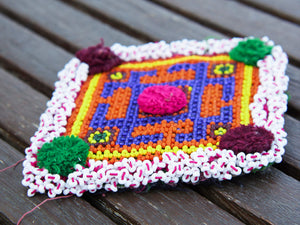 vecchio tessuto indiano ricamato , pezzo unico lavorato a mano in ogni parte con filo in cotone , filo oro e perline. tipico del gujarat usato come decoro ed addobbo.  misure 16x20  cm indicative ( + / - 0.5 cm)  peso 126 gr      disponibili vari colori e dimensioni  contattare per info  watshapp 0039 3338778241 mail info@etniko.it fb/ig "etniko by crosato"
