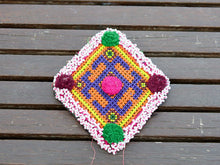 Carica l&#39;immagine nel visualizzatore di Gallery, vecchio tessuto indiano ricamato , pezzo unico lavorato a mano in ogni parte con filo in cotone , filo oro e perline. tipico del gujarat usato come decoro ed addobbo.  misure 16x20  cm indicative ( + / - 0.5 cm)  peso 126 gr      disponibili vari colori e dimensioni  contattare per info  watshapp 0039 3338778241 mail info@etniko.it fb/ig &quot;etniko by crosato&quot;