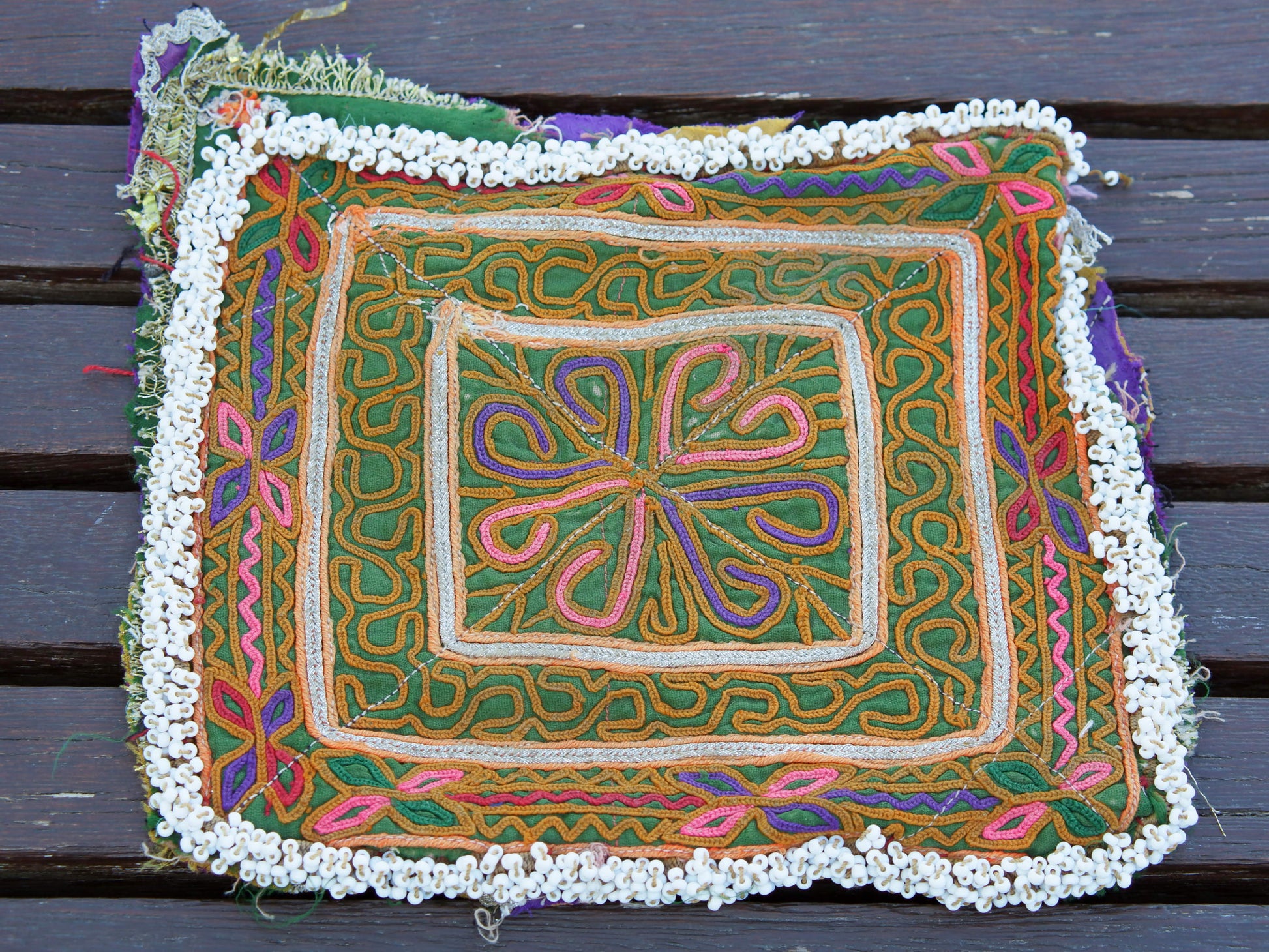 vecchio tessuto indiano ricamato, pezzo unico lavorato a mano in ogni parte con filo cotone e perline . tipico del gujarat, usato come decoro ed addobbo. Può essere impiegato anche come toppa..  dimensioni 18x18 spessore parte in perline 1cm      disponibili vari colori e dimensioni contattare per info 0039 3338778241 info@etniko.it fb/ig "etniko by crosato"