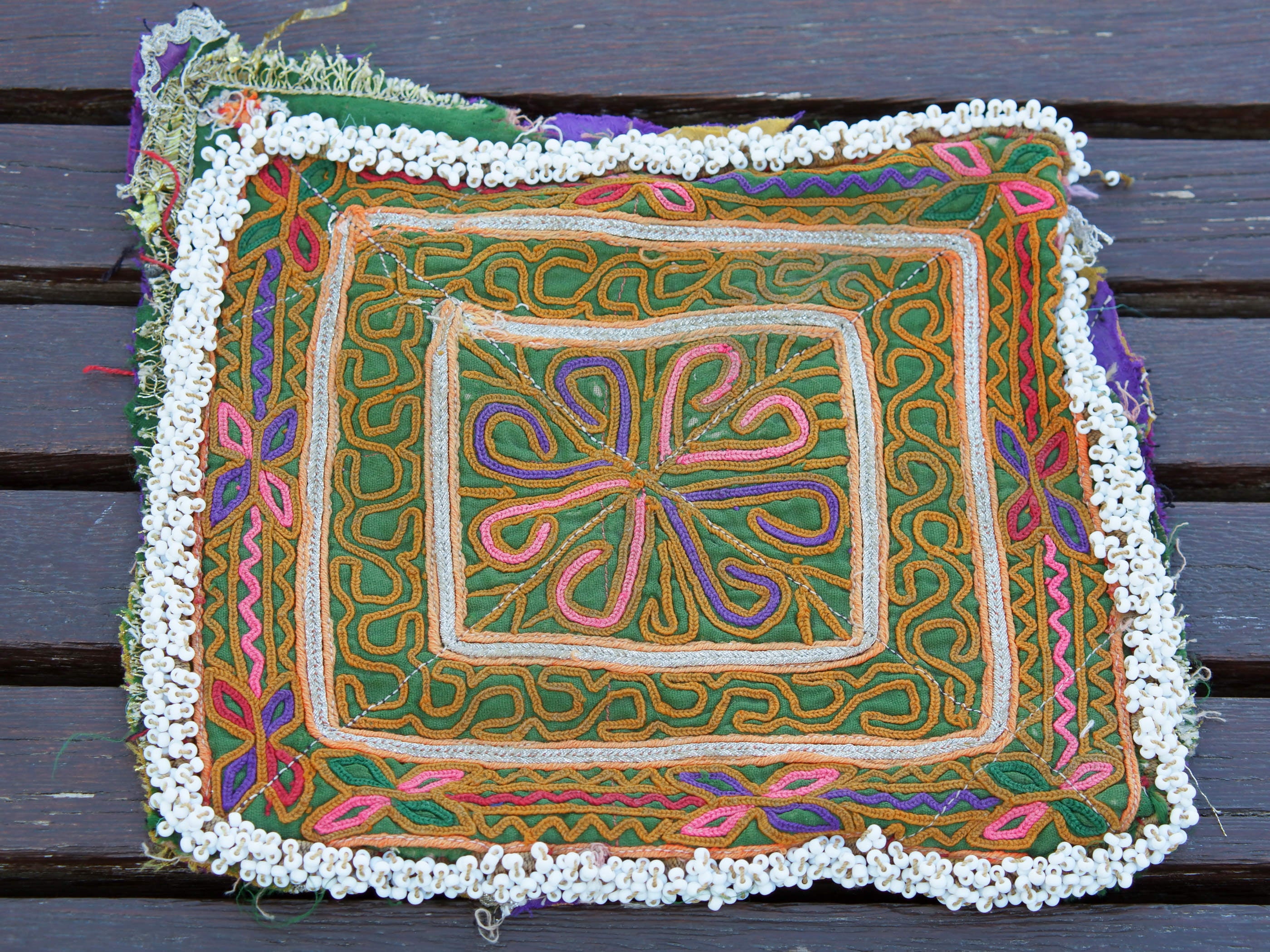 vecchio tessuto indiano ricamato, pezzo unico lavorato a mano in ogni parte con filo cotone e perline . tipico del gujarat, usato come decoro ed addobbo. Può essere impiegato anche come toppa..  dimensioni 18x18 spessore parte in perline 1cm      disponibili vari colori e dimensioni contattare per info 0039 3338778241 info@etniko.it fb/ig "etniko by crosato"