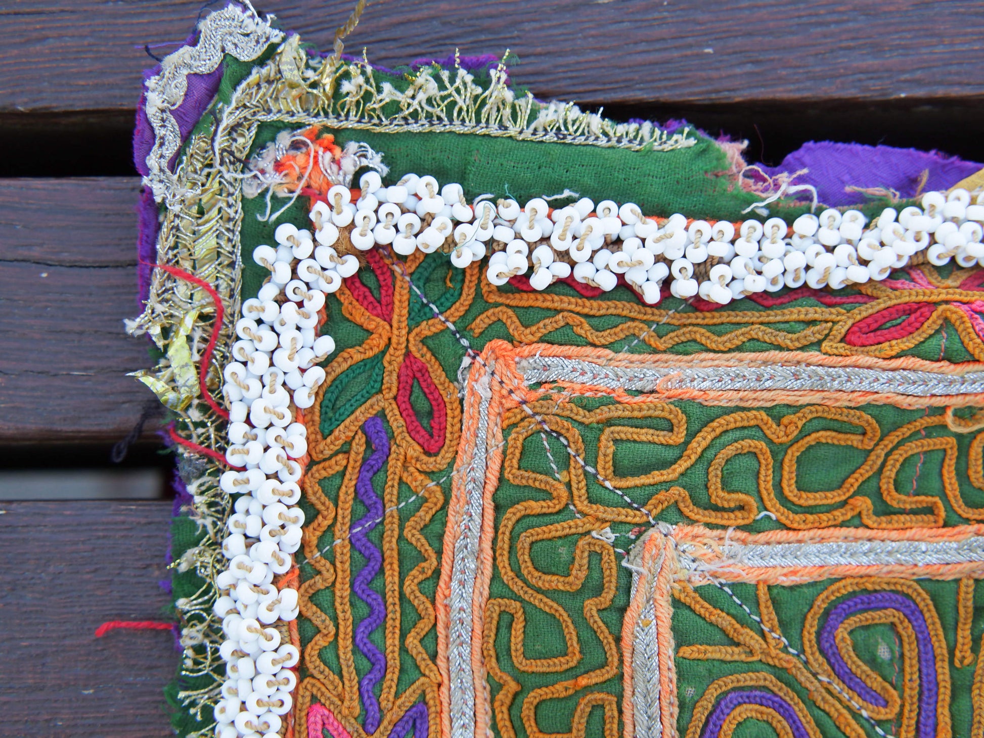 vecchio tessuto indiano ricamato, pezzo unico lavorato a mano in ogni parte con filo cotone e perline . tipico del gujarat, usato come decoro ed addobbo. Può essere impiegato anche come toppa..  dimensioni 18x18 spessore parte in perline 1cm      disponibili vari colori e dimensioni contattare per info 0039 3338778241 info@etniko.it fb/ig "etniko by crosato"