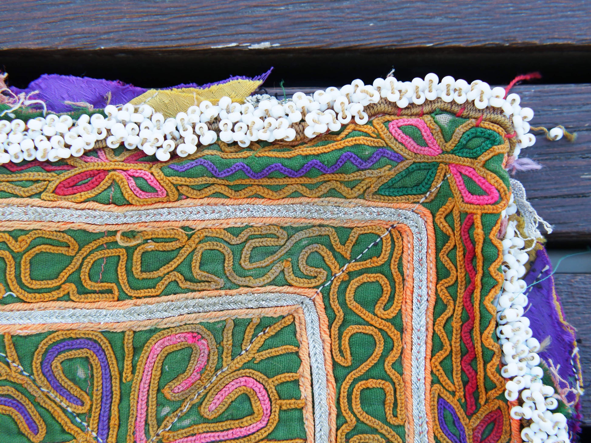 vecchio tessuto indiano ricamato, pezzo unico lavorato a mano in ogni parte con filo cotone e perline . tipico del gujarat, usato come decoro ed addobbo. Può essere impiegato anche come toppa..  dimensioni 18x18 spessore parte in perline 1cm      disponibili vari colori e dimensioni contattare per info 0039 3338778241 info@etniko.it fb/ig "etniko by crosato"
