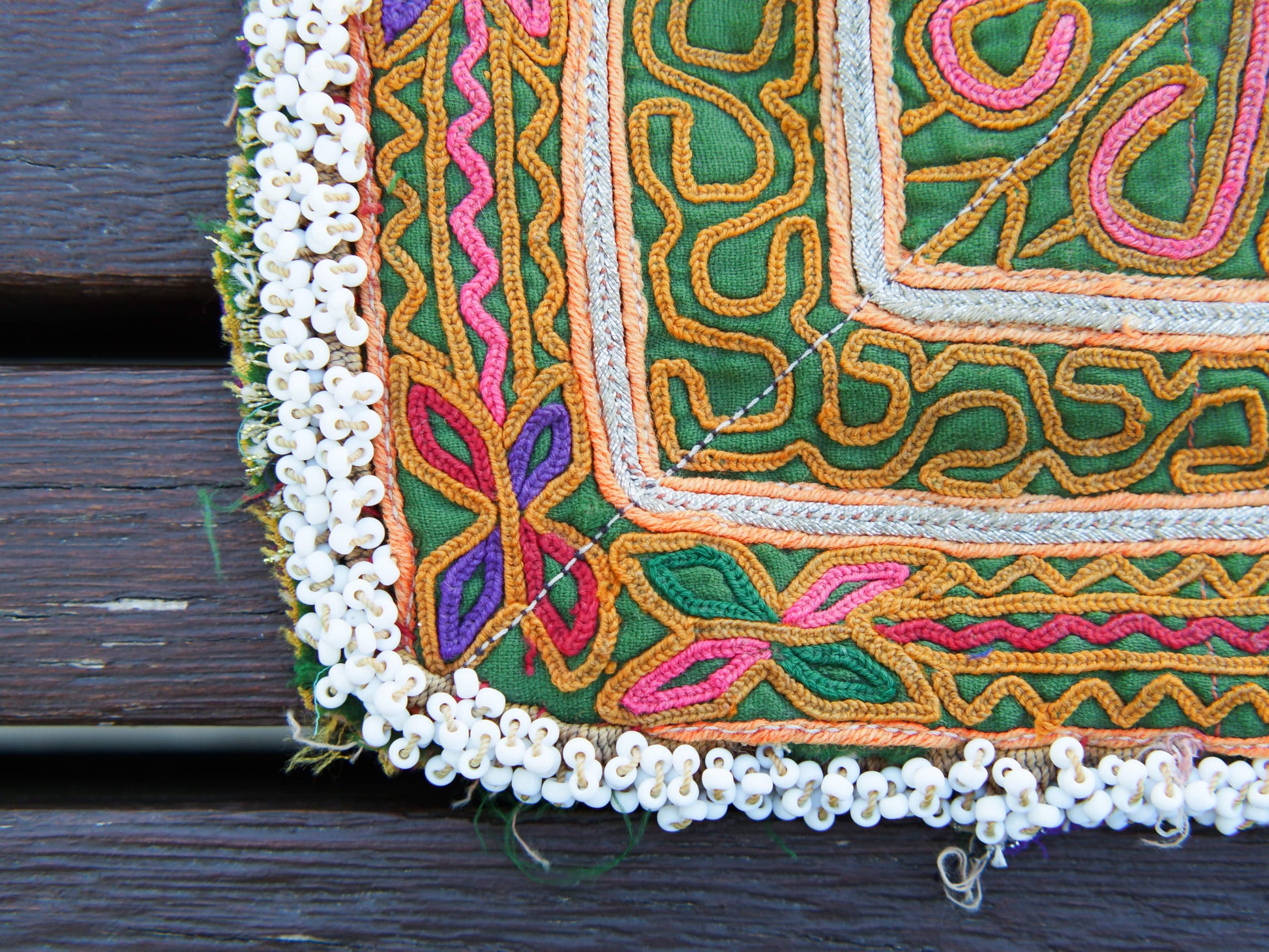 vecchio tessuto indiano ricamato, pezzo unico lavorato a mano in ogni parte con filo cotone e perline . tipico del gujarat, usato come decoro ed addobbo. Può essere impiegato anche come toppa..  dimensioni 18x18 spessore parte in perline 1cm      disponibili vari colori e dimensioni contattare per info 0039 3338778241 info@etniko.it fb/ig "etniko by crosato"