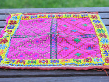 Carica l&#39;immagine nel visualizzatore di Gallery, vecchio tessuto indiano ricamato, pezzo unico lavorato a mano in ogni parte con filo cotone e perline . tipico del gujarat, usato come decoro ed addobbo. Può essere impiegato anche come toppa..  dimensioni 26x28 spessore parte in perline 0.5cm    disponibili vari colori e dimensioni contattare per info 0039 3338778241 info@etniko.it fb/ig &quot;etniko by crosato&quot;