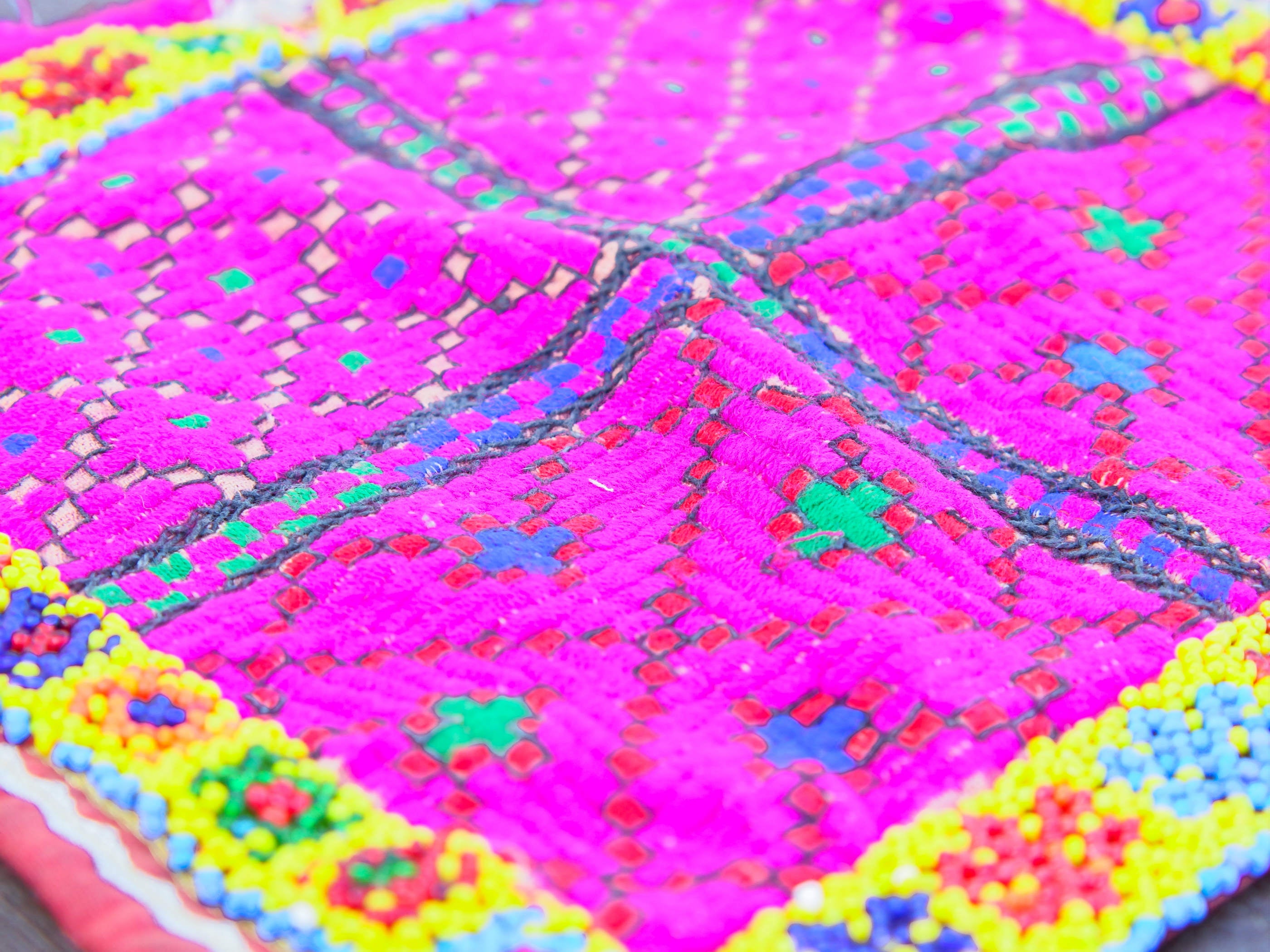 vecchio tessuto indiano ricamato, pezzo unico lavorato a mano in ogni parte con filo cotone e perline . tipico del gujarat, usato come decoro ed addobbo. Può essere impiegato anche come toppa..  dimensioni 26x28 spessore parte in perline 0.5cm    disponibili vari colori e dimensioni contattare per info 0039 3338778241 info@etniko.it fb/ig "etniko by crosato"