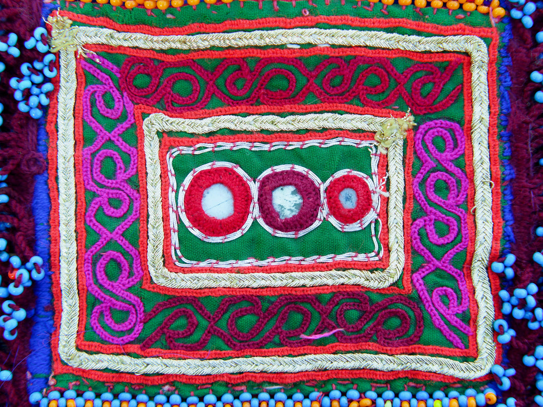 vecchio tessuto indiano con 2 tasche,  ricamato, pezzo unico lavorato a mano in ogni parte con filo cotone. tipico del gujarat, usato come decoro ed addobbo.    dimensioni 14x24cm    disponibili vari colori e dimensioni  contattare per info  0039 3338778241 info@etniko.it fb/ig   
