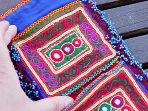vecchio tessuto indiano con 2 tasche,  ricamato, pezzo unico lavorato a mano in ogni parte con filo cotone. tipico del gujarat, usato come decoro ed addobbo.    dimensioni 14x24cm    disponibili vari colori e dimensioni  contattare per info  0039 3338778241 info@etniko.it fb/ig   "etniko by crosato"