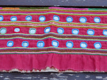 Carica l&#39;immagine nel visualizzatore di Gallery, vecchio tessuto indiano,  ricamato, pezzo unico lavorato a mano in ogni parte con filo cotone. tipico del gujarat, usato come decoro ed addobbo.    dimensioni 78x19cm    disponibili vari colori e dimensioni  contattare per info  0039 3338778241 info@etniko.it fb/ig   &quot;etniko by crosato&quot;