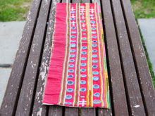Carica l&#39;immagine nel visualizzatore di Gallery, vecchio tessuto indiano,  ricamato, pezzo unico lavorato a mano in ogni parte con filo cotone. tipico del gujarat, usato come decoro ed addobbo.    dimensioni 78x19cm    disponibili vari colori e dimensioni  contattare per info  0039 3338778241 info@etniko.it fb/ig   &quot;etniko by crosato&quot;