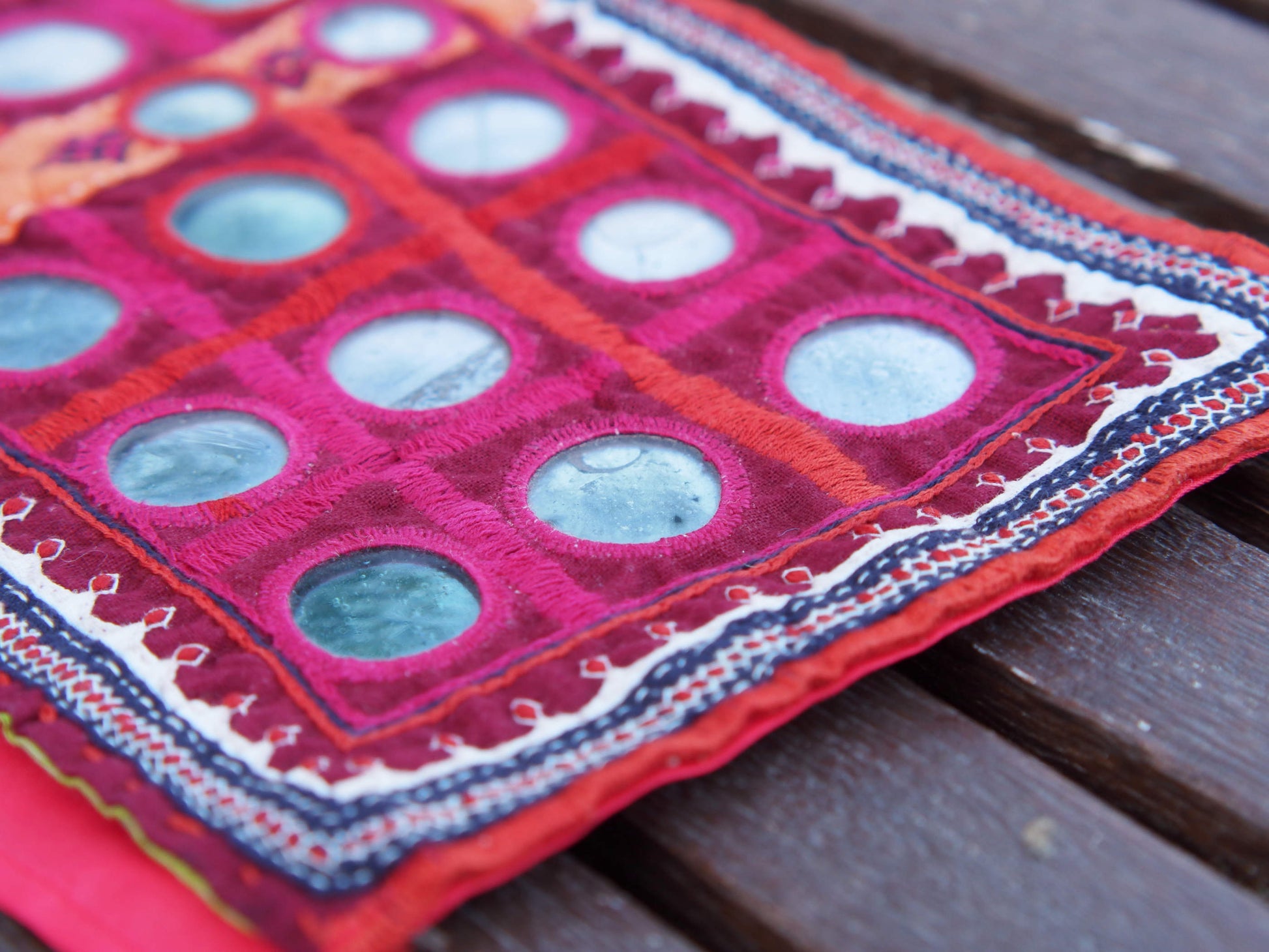 Vecchio tessuto indiano, ricamato, pezzo unico lavorato a mano in ogni parte con filo cotone. tipico del gujarat, usato come decoro ed addobbo.  dimensioni 18x31cm  disponibili vari colori e dimensioni contattare per info 0039 3338778241 info@etniko.it fb/ig "etniko by crosato"