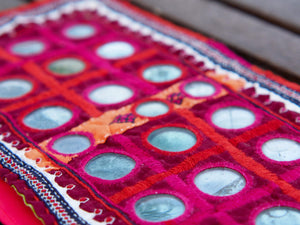 Vecchio tessuto indiano, ricamato, pezzo unico lavorato a mano in ogni parte con filo cotone. tipico del gujarat, usato come decoro ed addobbo.  dimensioni 18x31cm  disponibili vari colori e dimensioni contattare per info 0039 3338778241 info@etniko.it fb/ig "etniko by crosato"
