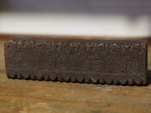 Set 3 Vecchi timbri artigianali in legno per tessuti usato in India per la tradizionale lavorazione print block. Ricavati da un unico pezzo di legno intagliato con manico.  Dimensioni 17x4xprof.5cm, 15x4.5xprof.5.5, 15x4xprof4cm. 