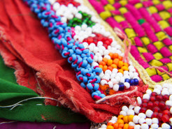 vecchio tessuto indiano ricamato, pezzo unico lavorato a mano in ogni parte con filo cotone, filo argento e perline . tipico del gujarat, usato come decoro ed addobbo.  Può essere impiegato anche come toppa..  dimensioni 24x34  spessore parte in perline 1cm peso 150 gr   disponibili vari colori e dimensioni  contattare per info  0039 3338778241 info@etniko.it fb/ig   "etniko by crosato"