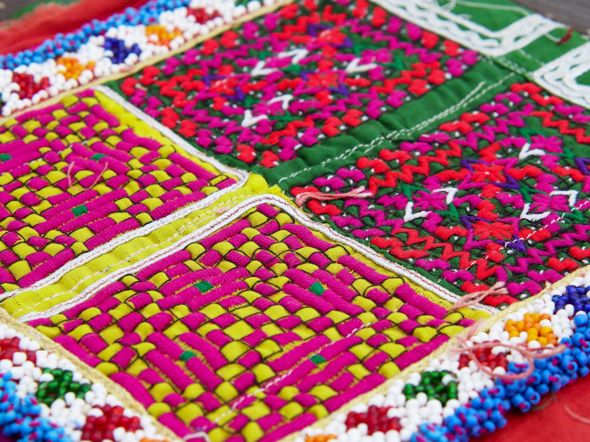 vecchio tessuto indiano ricamato, pezzo unico lavorato a mano in ogni parte con filo cotone, filo argento e perline . tipico del gujarat, usato come decoro ed addobbo.  Può essere impiegato anche come toppa..  dimensioni 24x34  spessore parte in perline 1cm peso 150 gr   disponibili vari colori e dimensioni  contattare per info  0039 3338778241 info@etniko.it fb/ig   "etniko by crosato"