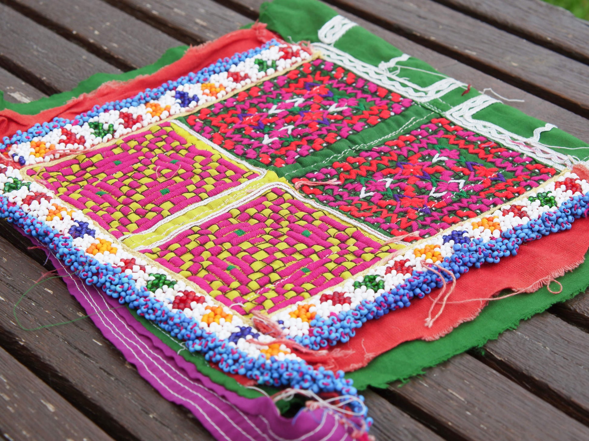 vecchio tessuto indiano ricamato, pezzo unico lavorato a mano in ogni parte con filo cotone, filo argento e perline . tipico del gujarat, usato come decoro ed addobbo.  Può essere impiegato anche come toppa..  dimensioni 24x34  spessore parte in perline 1cm peso 150 gr   disponibili vari colori e dimensioni  contattare per info  0039 3338778241 info@etniko.it fb/ig   "etniko by crosato"