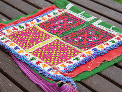 vecchio tessuto indiano ricamato, pezzo unico lavorato a mano in ogni parte con filo cotone, filo argento e perline . tipico del gujarat, usato come decoro ed addobbo.  Può essere impiegato anche come toppa..  dimensioni 24x34  spessore parte in perline 1cm peso 150 gr   disponibili vari colori e dimensioni  contattare per info  0039 3338778241 info@etniko.it fb/ig   "etniko by crosato"