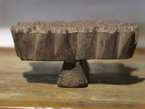 Vecchio timbro artigianale in legno per tessuti usato in India per la tradizionale lavorazione print block. Ricavato da un unico pezzo di legno intagliato con manico posteriore.  Dimensioni 15x14xprof.7cm. 