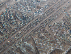 vecchio timbro artigianale in legno per tessuti usato in India per la tradizionale lavorazione print block. ricavato da un unico pezzo di legno intagliato. dimensioni 15x15 h5cm
