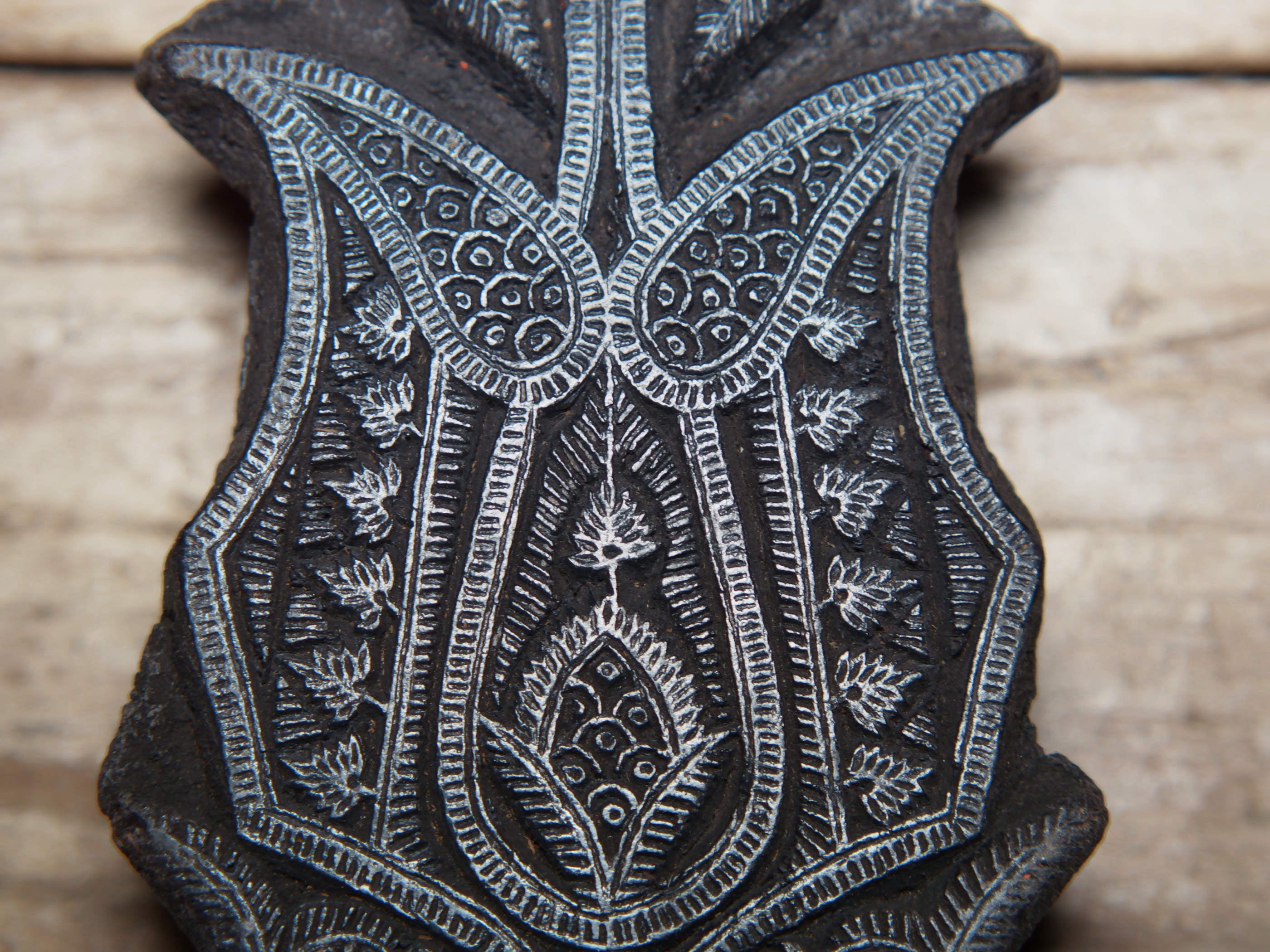 vecchio timbro artigianale in legno per tessuti usato in India per la tradizionale lavorazione print block. ricavato da un unico pezzo di legno intagliato. dimensioni 9x19 h5cm