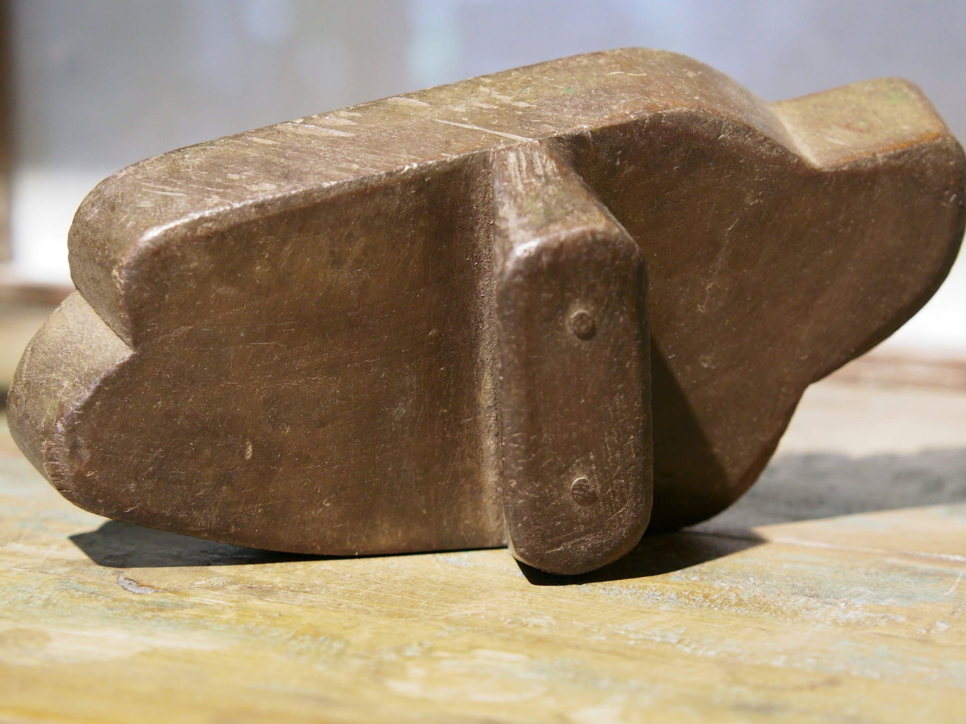 Vecchio timbro artigianale in legno e metallo per tessuti usato in India per la tradizionale lavorazione print block. Ricavato da un unico pezzo di legno con manico posteriore.  Dimensioni 20x11xprof.7cm. 