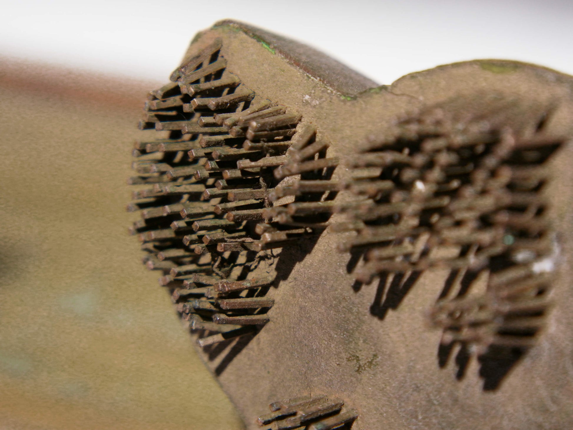 Vecchio timbro artigianale in legno e metallo per tessuti usato in India per la tradizionale lavorazione print block. Ricavato da un unico pezzo di legno con manico posteriore.  Dimensioni 20x11xprof.7cm. 