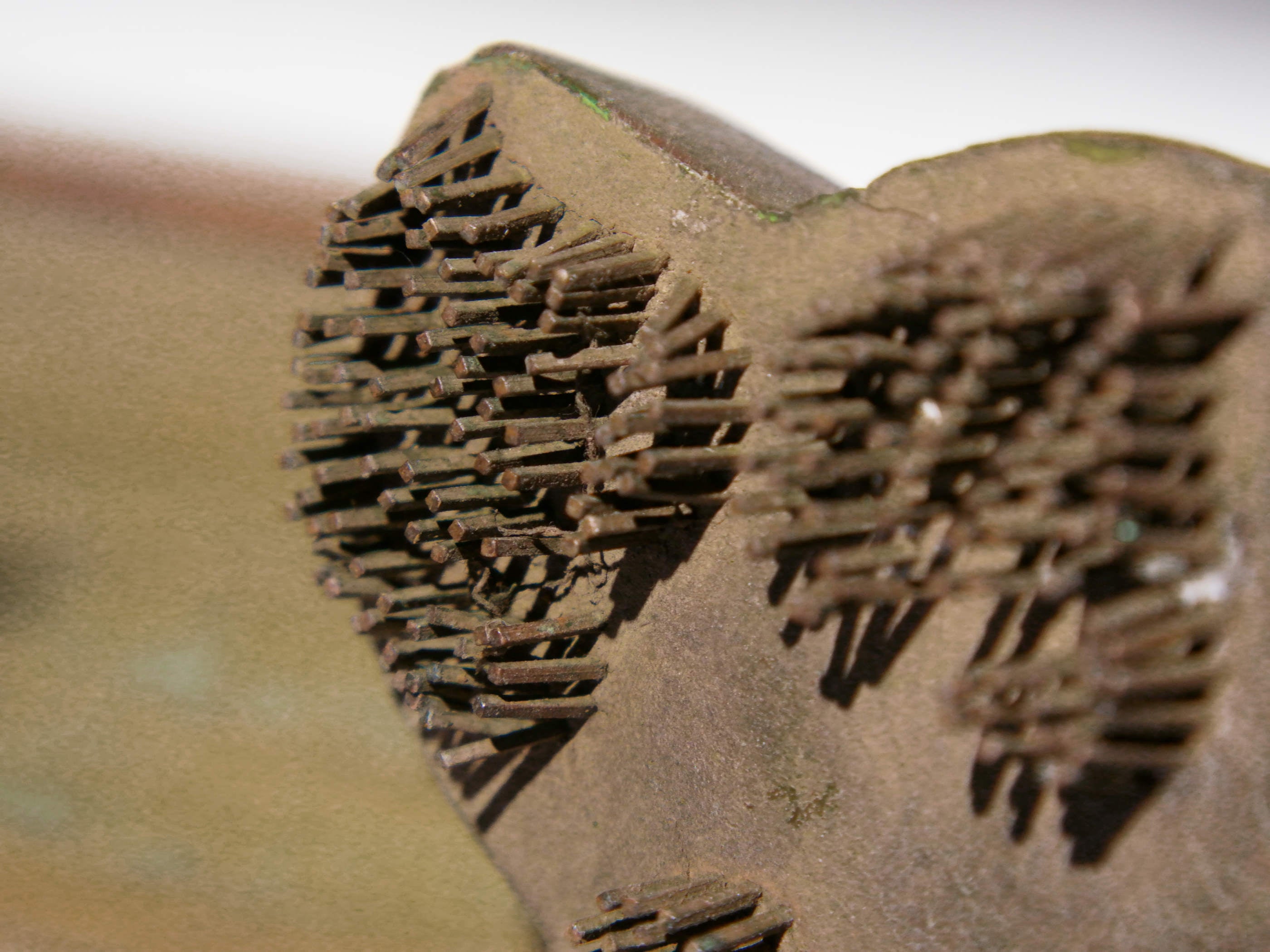 Vecchio timbro artigianale in legno e metallo per tessuti usato in India per la tradizionale lavorazione print block. Ricavato da un unico pezzo di legno con manico posteriore.  Dimensioni 20x11xprof.7cm. 