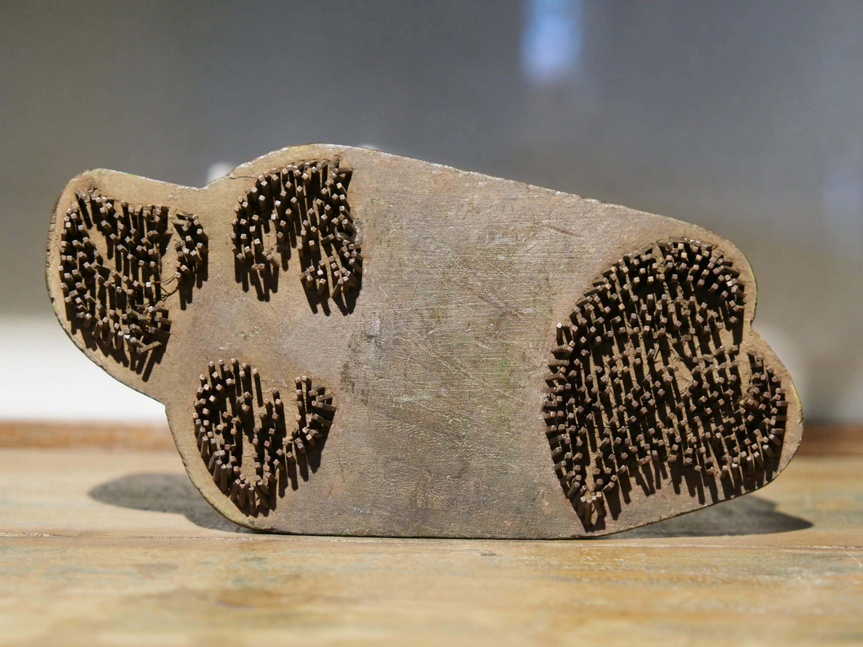 Vecchio timbro artigianale in legno e metallo per tessuti usato in India per la tradizionale lavorazione print block. Ricavato da un unico pezzo di legno con manico posteriore.  Dimensioni 20x11xprof.7cm. 