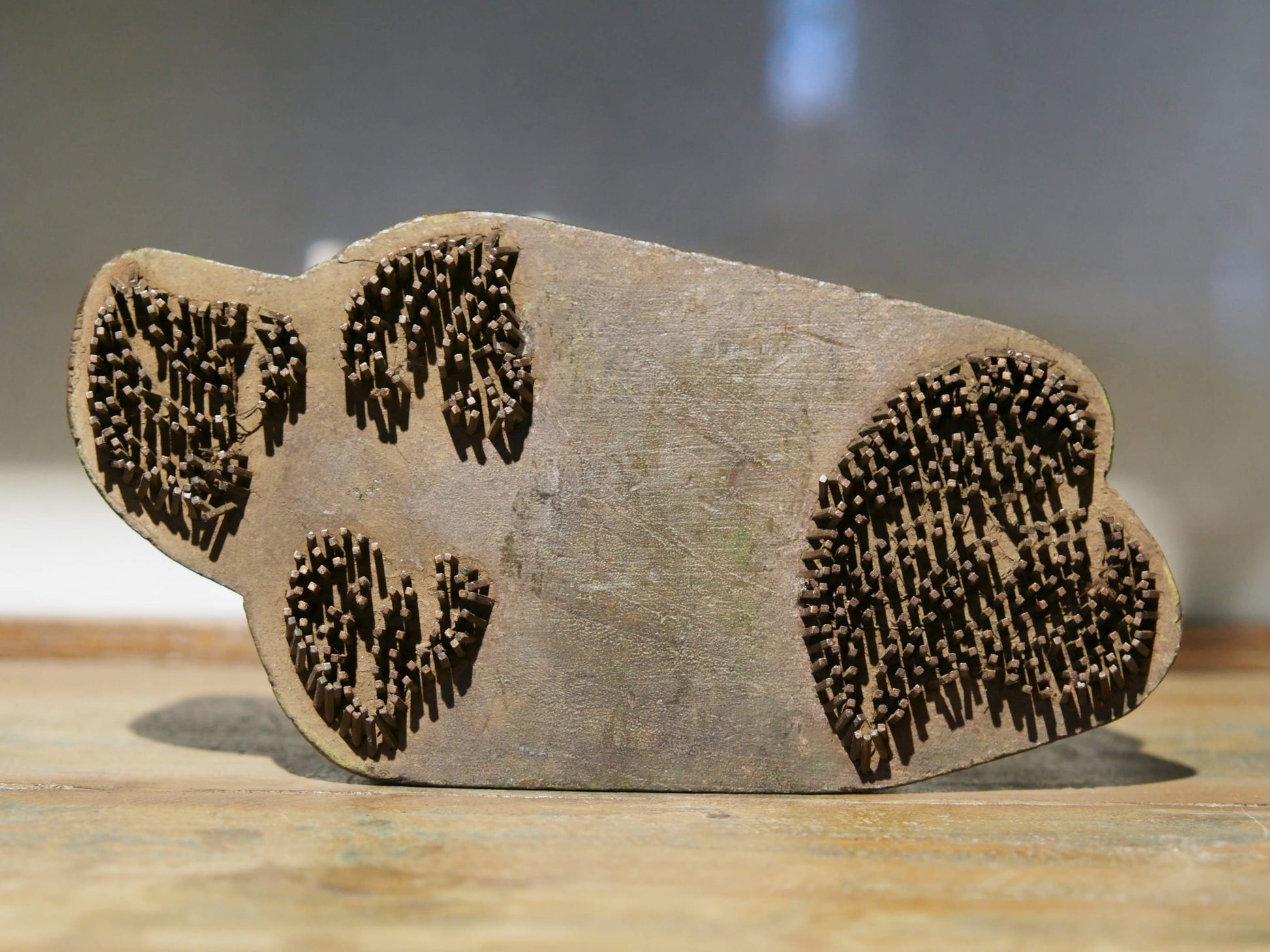 Vecchio timbro artigianale in legno e metallo per tessuti usato in India per la tradizionale lavorazione print block. Ricavato da un unico pezzo di legno con manico posteriore.  Dimensioni 20x11xprof.7cm. 