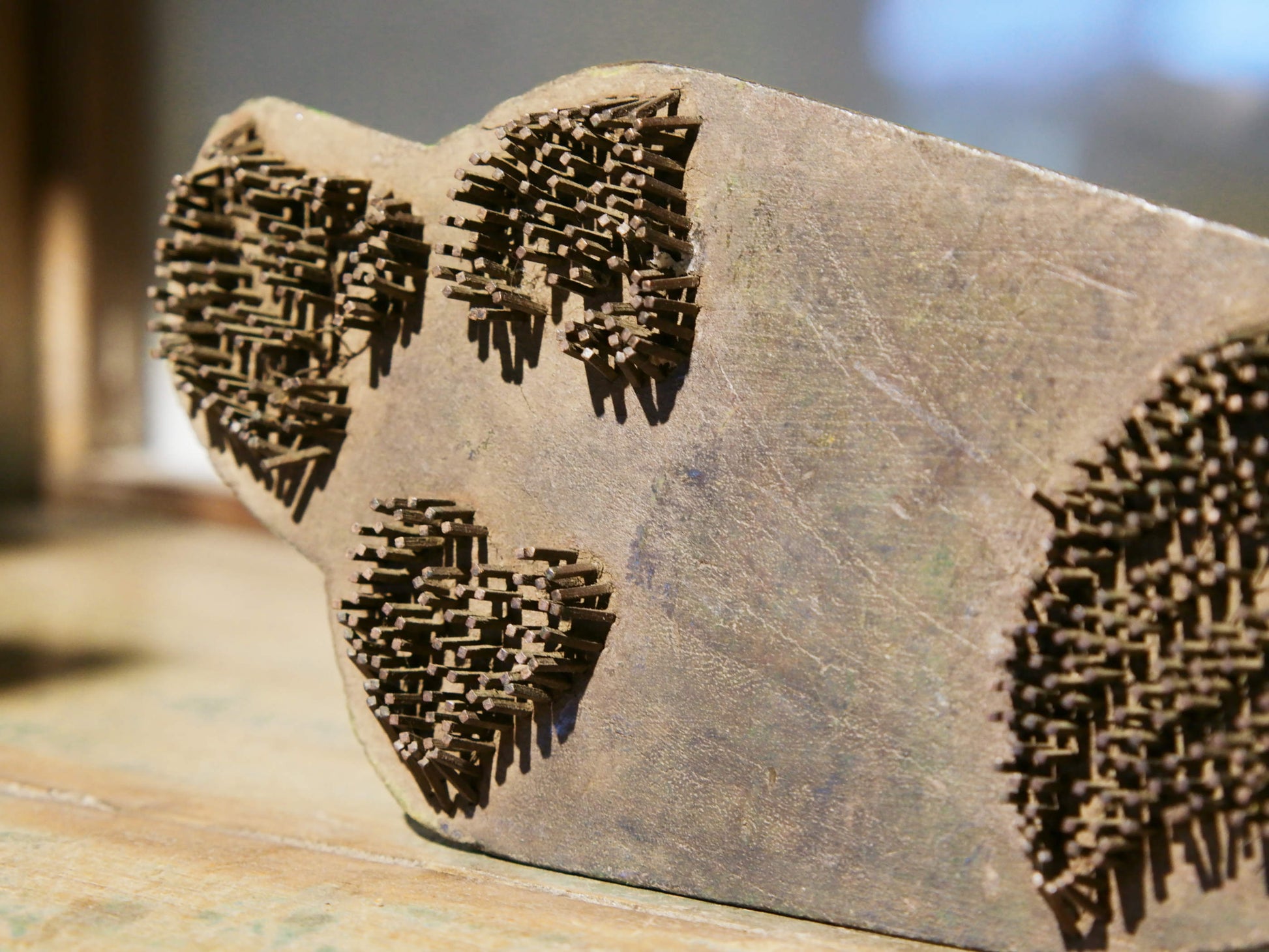 Vecchio timbro artigianale in legno e metallo per tessuti usato in India per la tradizionale lavorazione print block. Ricavato da un unico pezzo di legno con manico posteriore.  Dimensioni 20x11xprof.7cm. 