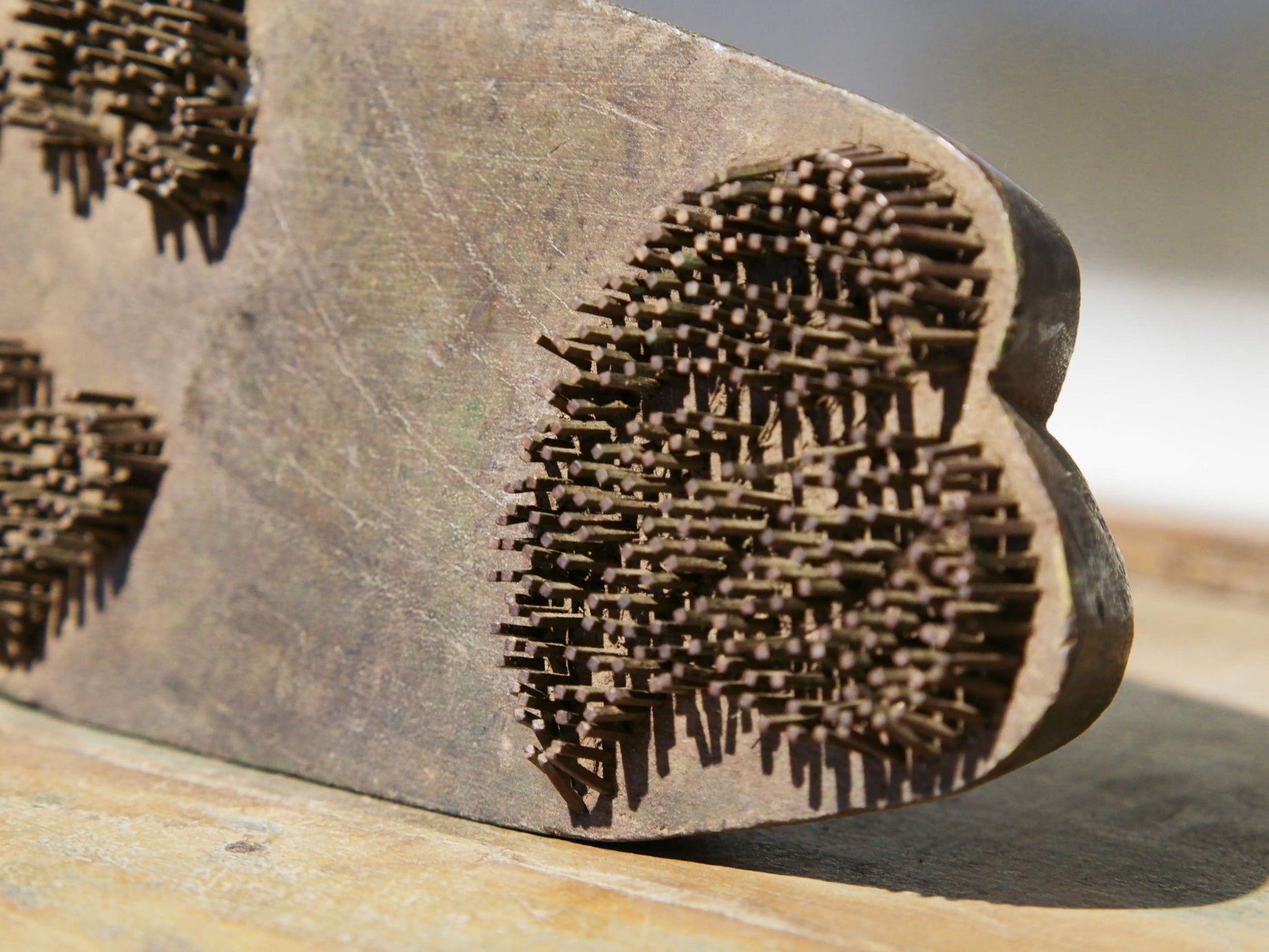 Vecchio timbro artigianale in legno e metallo per tessuti usato in India per la tradizionale lavorazione print block. Ricavato da un unico pezzo di legno con manico posteriore.  Dimensioni 20x11xprof.7cm. 