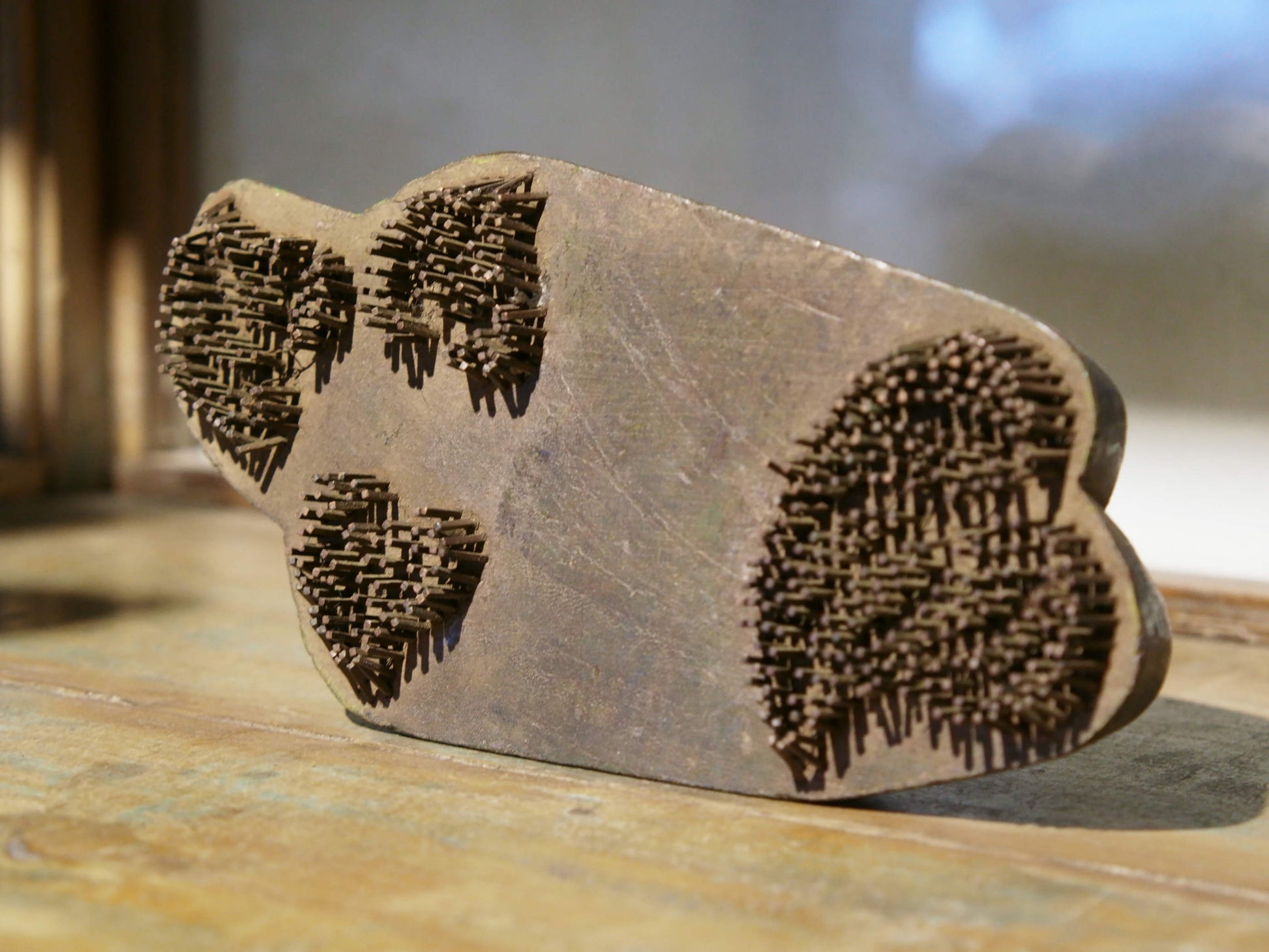 Vecchio timbro artigianale in legno e metallo per tessuti usato in India per la tradizionale lavorazione print block. Ricavato da un unico pezzo di legno con manico posteriore.  Dimensioni 20x11xprof.7cm. 