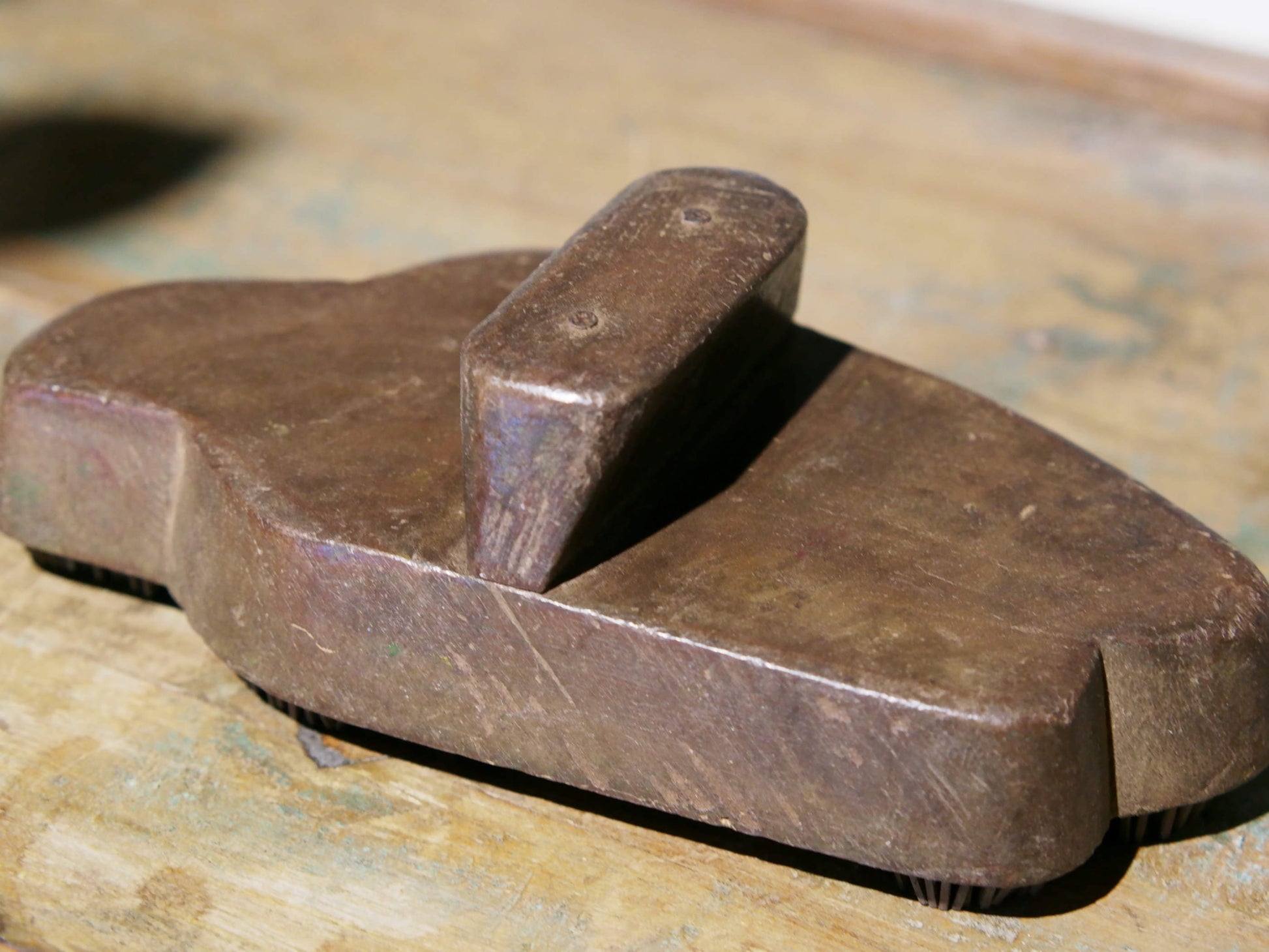 Vecchio timbro artigianale in legno e metallo per tessuti usato in India per la tradizionale lavorazione print block. Ricavato da un unico pezzo di legno con manico posteriore.  Dimensioni 20x11xprof.7cm. 