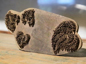 Vecchio timbro artigianale in legno e metallo per tessuti usato in India per la tradizionale lavorazione print block. Ricavato da un unico pezzo di legno con manico posteriore.  Dimensioni 20x11xprof.7cm. 