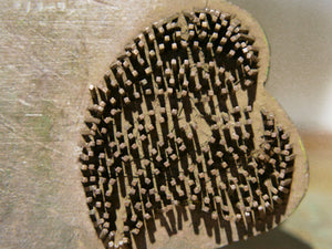 Vecchio timbro artigianale in legno e metallo per tessuti usato in India per la tradizionale lavorazione print block. Ricavato da un unico pezzo di legno con manico posteriore.  Dimensioni 20x11xprof.7cm. 