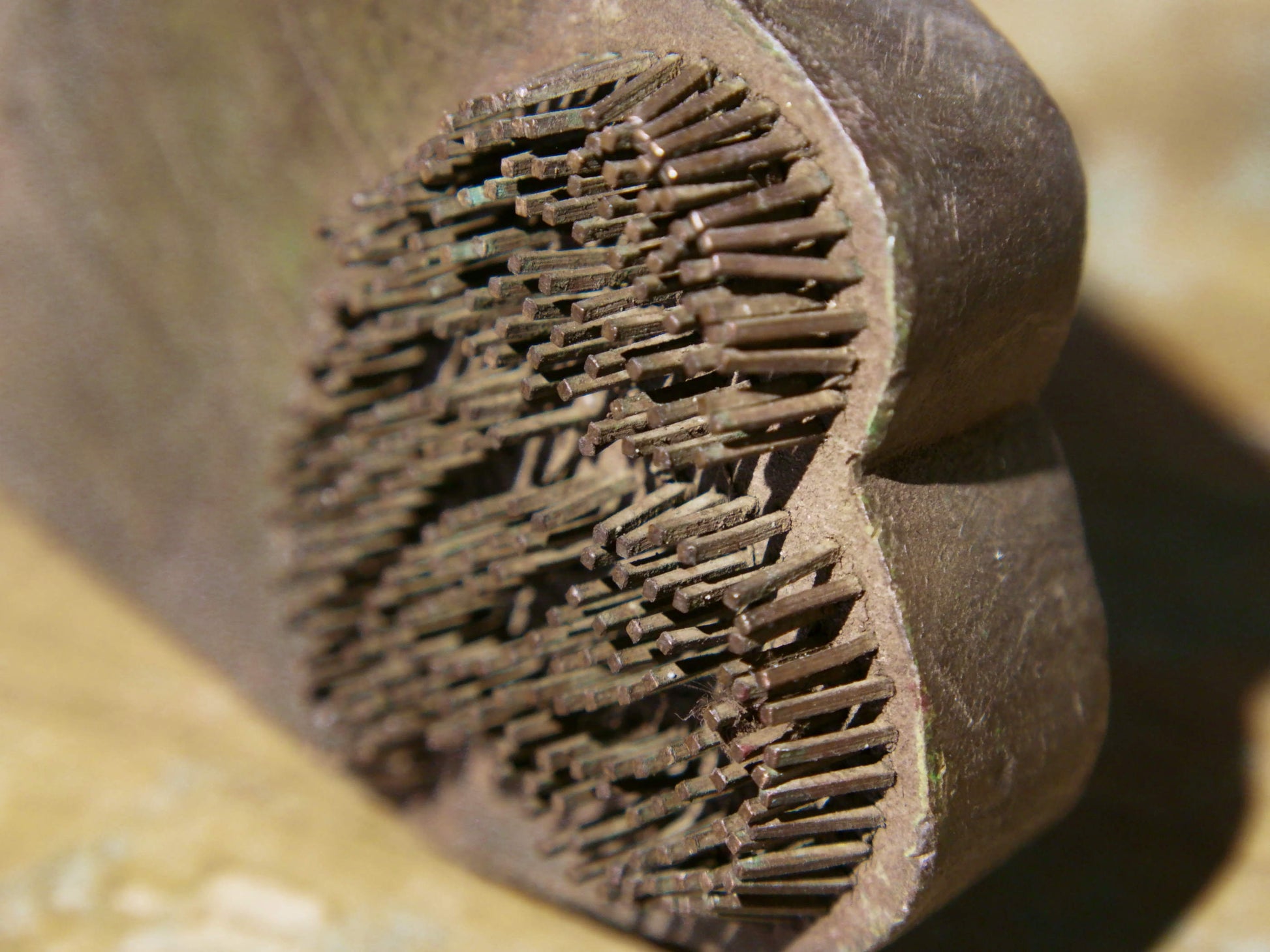 Vecchio timbro artigianale in legno e metallo per tessuti usato in India per la tradizionale lavorazione print block. Ricavato da un unico pezzo di legno con manico posteriore.  Dimensioni 20x11xprof.7cm. 