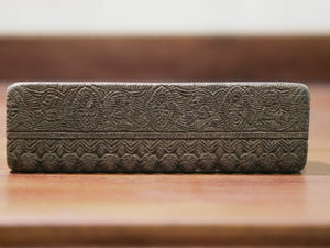 vecchio timbro artigianale in legno per tessuti usato in India per la tradizionale lavorazione print block.  ricavato da un unico pezzo di legno intagliato.  dimensioni 15x4 prof.3cm