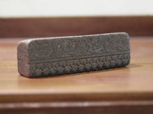 Carica l&#39;immagine nel visualizzatore di Gallery, vecchio timbro artigianale in legno per tessuti usato in India per la tradizionale lavorazione print block.  ricavato da un unico pezzo di legno intagliato.  dimensioni 15x4 prof.3cm